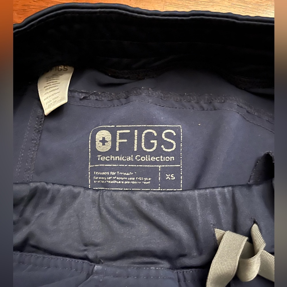 FIGS Kade Cargo scrub pants in Navy Blue, Size XS - Picture 5 of 11